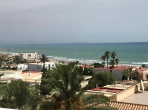 Muy cerca de playa, con vistas al mar.